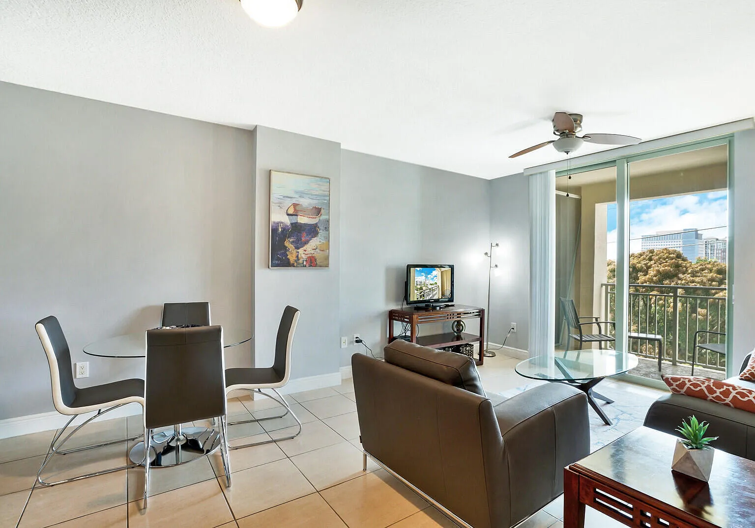 610 Clematis Condominium — Photo 2