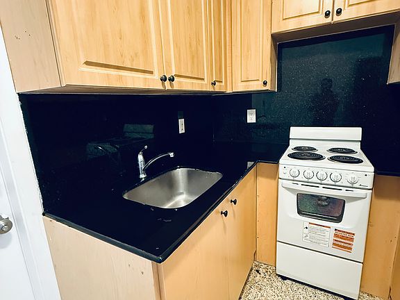 4th image of 1642 NE 127th St Unit 424