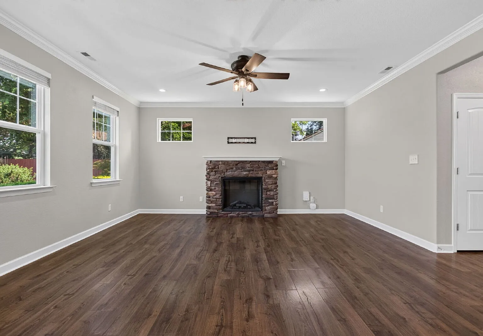 5 bed, 2.5 bath, 2930 sqft, $3,200 — Photo 2