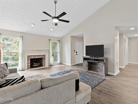 5th image of 1037 Harrogate Dr