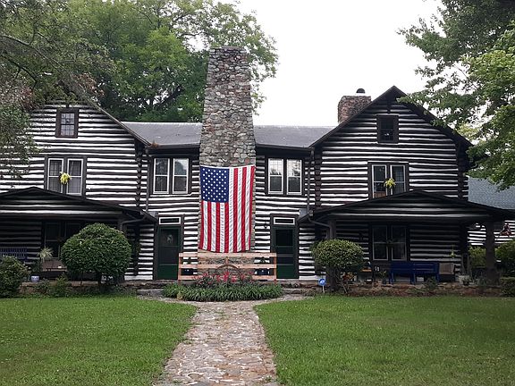 2nd image of 521 Roanoke Ave