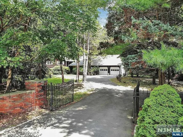 16 Old Farms Rd, Saddle River, NJ 07458