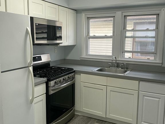 2nd image of 54 4th Ave APT B