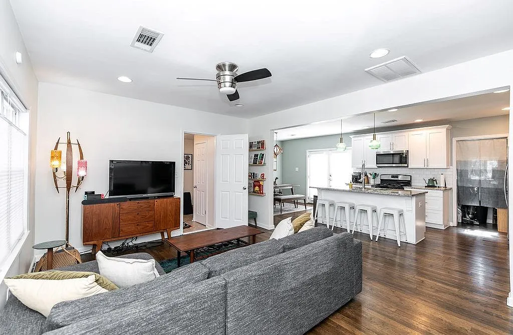2 bed, 1.0 bath, 1075 sqft, $2,500 — Photo 2