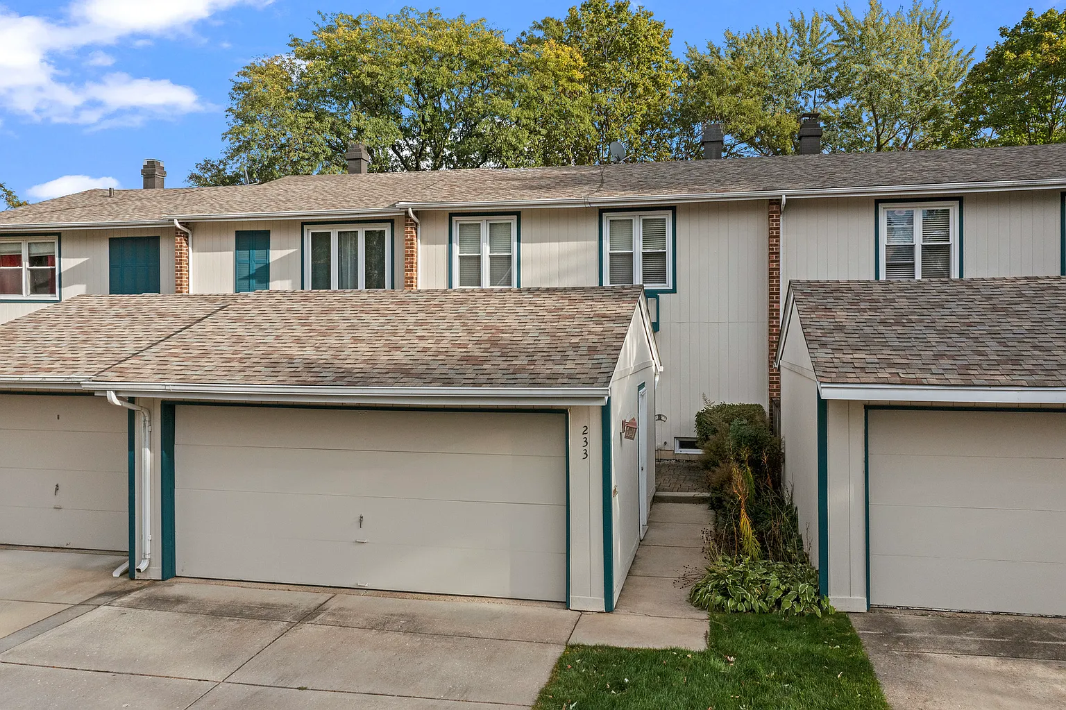 233 Willow Ln photo 1