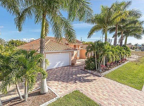 3rd image of 3923 Chiquita Blvd S