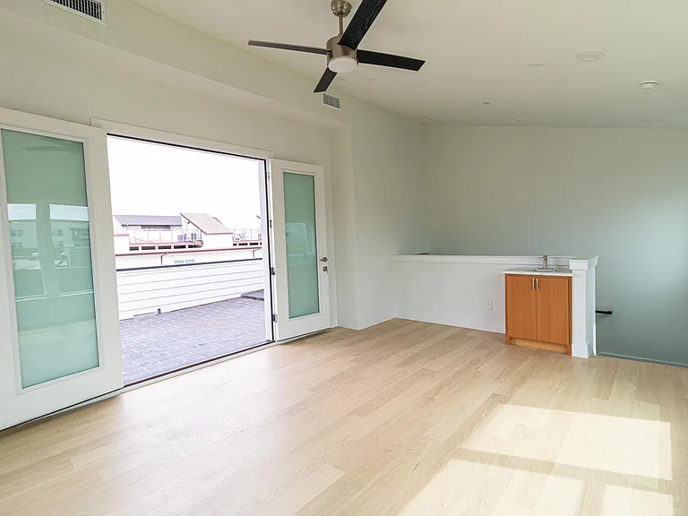 4210 Roseland Ave #104 — Photo 31