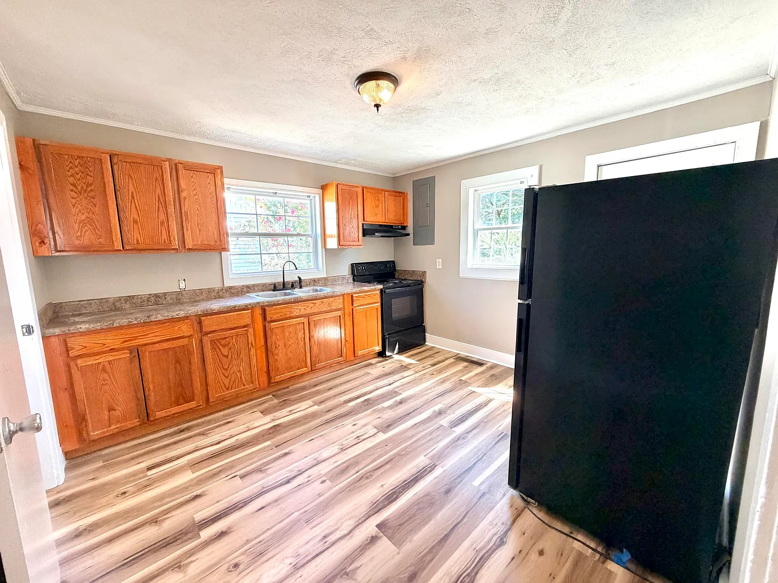 3 bed, 1.0 bath, 1160 sqft, $1,100 — Photo 4