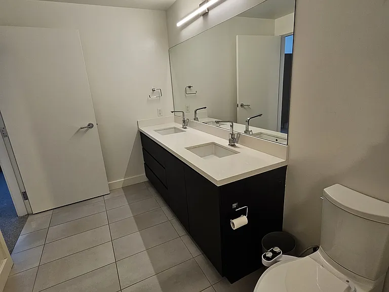 Primary bath w/dual lavs