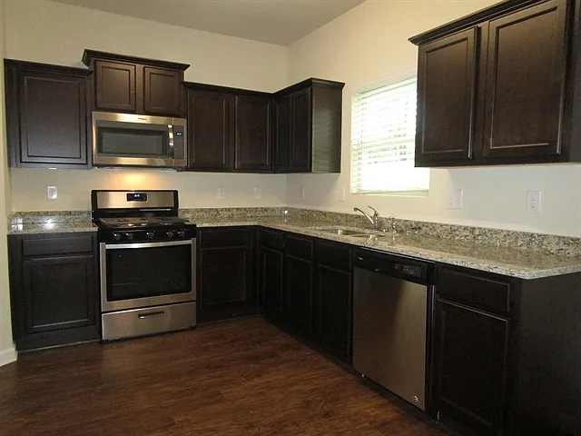4 bed, 2.5 bath, 1829 sqft, $2,170 — Photo 2