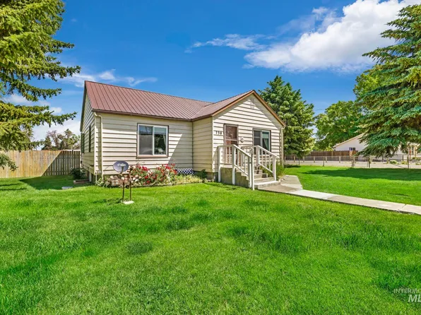 738 3rd Ave E, Gooding, ID 83330