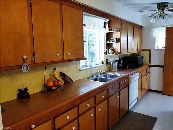 3rd image of 464 Cherry Ln
