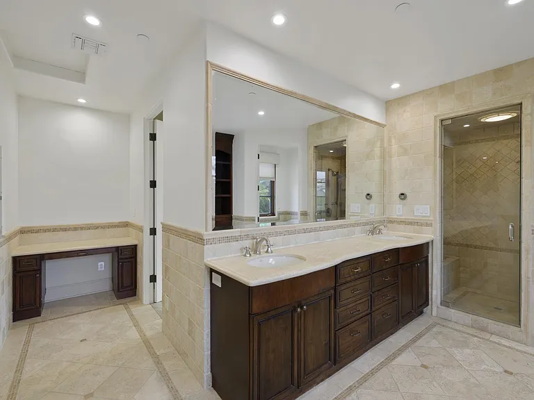 305 N Palm Dr — Photo 15