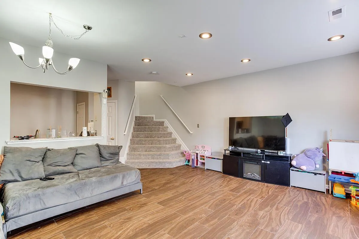 3 bed, 1572 sqft, $2,700 — Photo 3