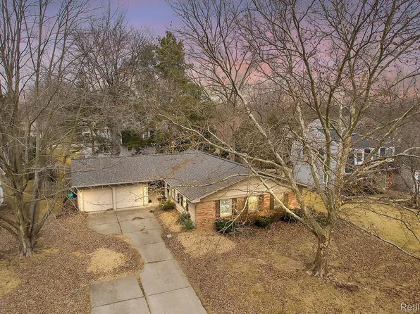 2611 Renshaw Dr, Troy, MI 48085