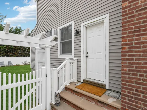 11 Deauville Pkwy, Lindenhurst, NY 11757
