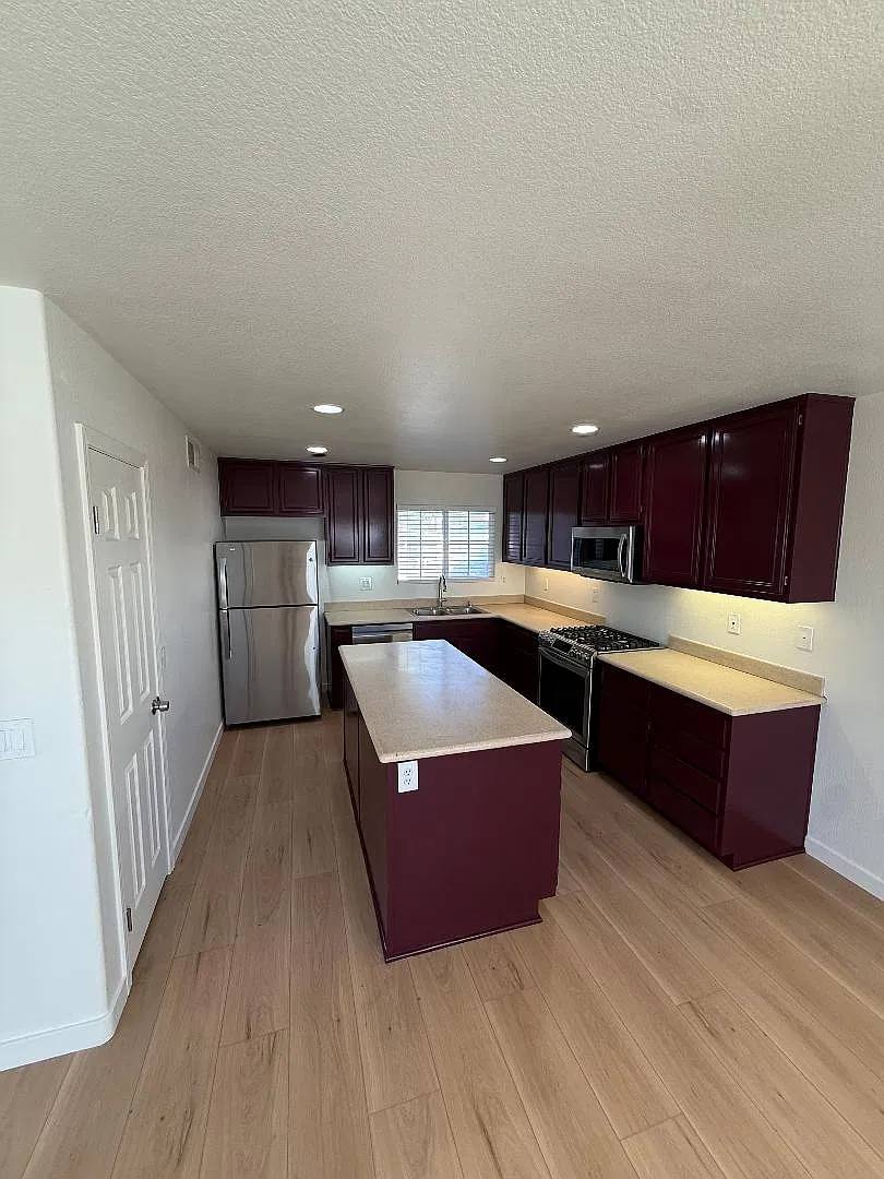 4 bed, 2.5 bath, 1870 sqft, $4,300 — Photo 3