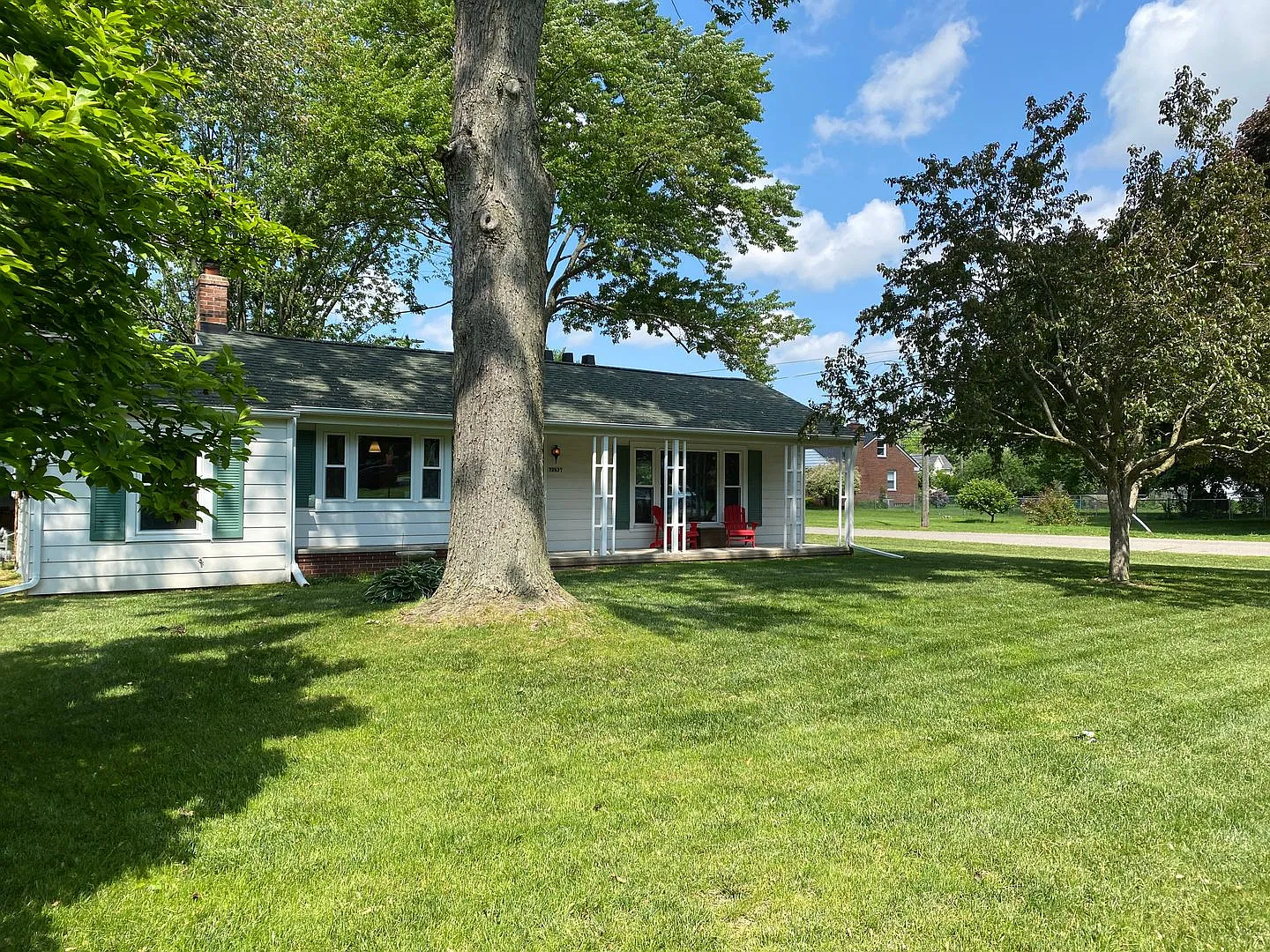 Sprawling 2 bedroom ranch in quaint village of Armada — Photo 3