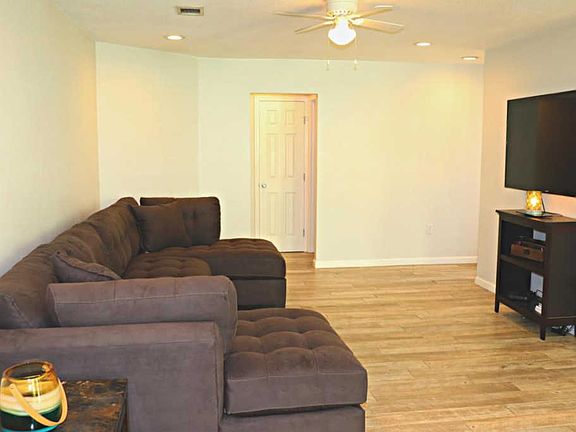 4th image of 139 Summit Ct