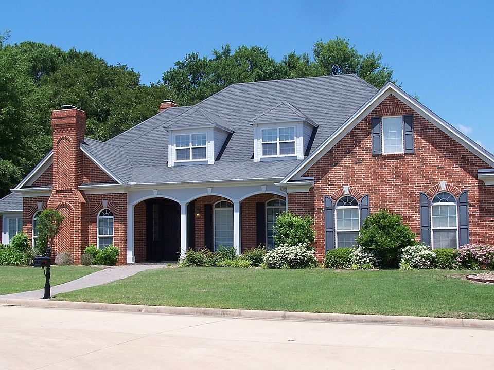 large 4 bedroom 4.5 bath