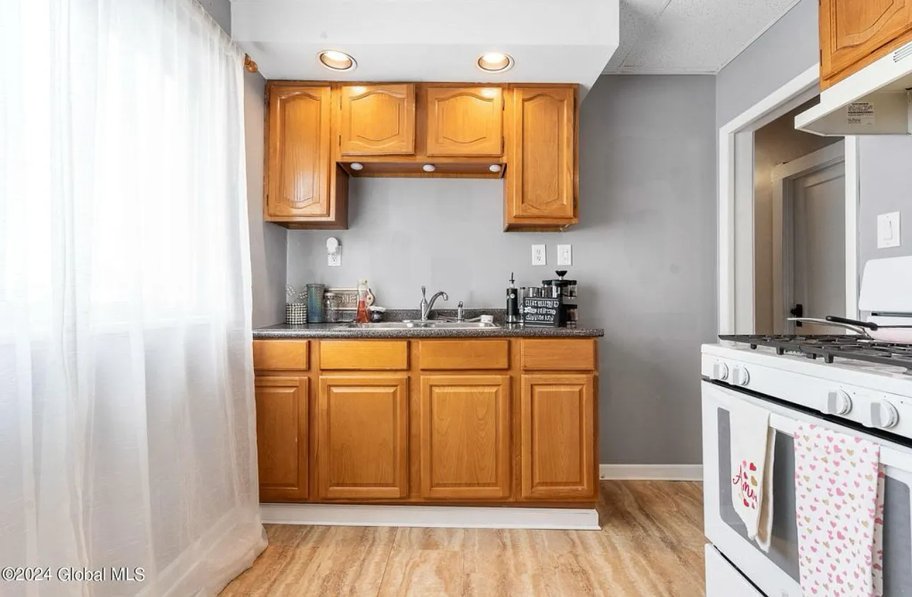 3 bed, 1200 sqft, $2,050 — Photo 4