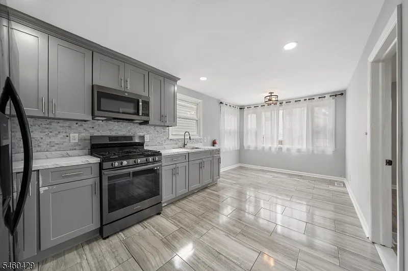 2 bed, 1.0 bath, $2,500 — Photo 4