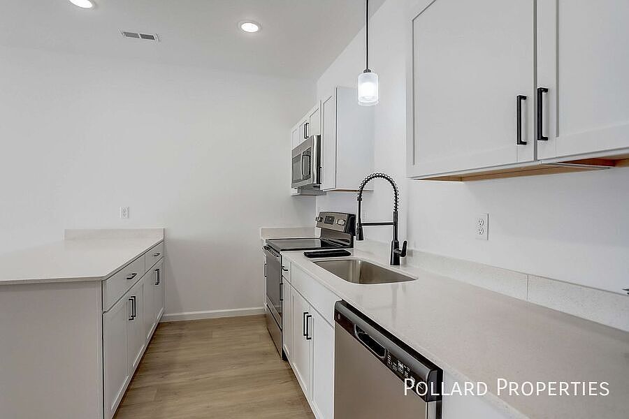 1st image of 422 Parkview Dr #422