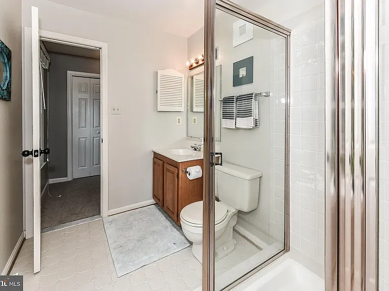 7910 Oak Hollow Ln — Photo 22