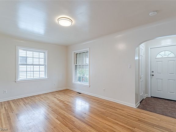 3rd image of 10800 Vernon Ave