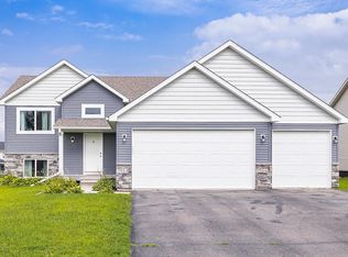 933 Cobblestone Ln, Belle Plaine, MN 56011