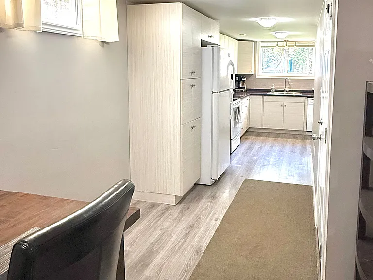 677 Perry St #LOWER B — Photo 3