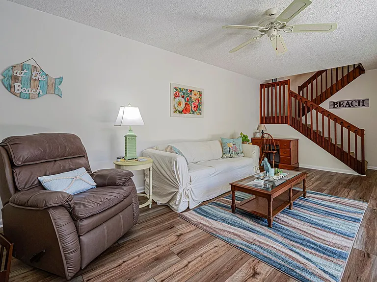 340 S Waverly Pl — Photo 8