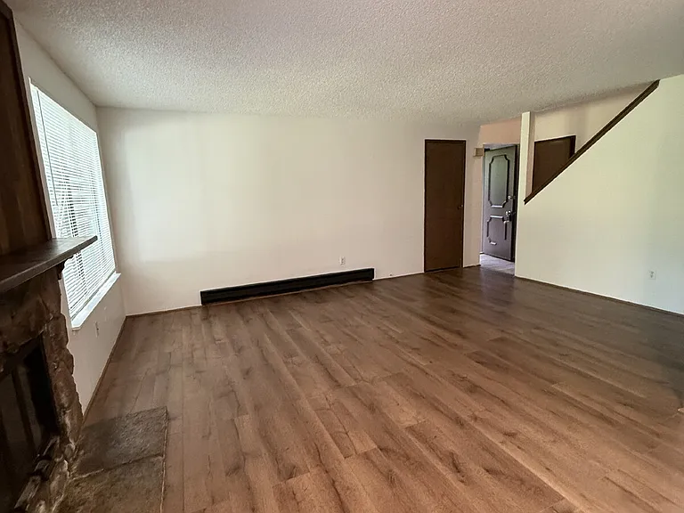 713 F Pl NE #4 — Photo 7