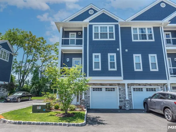 8 Deans Ct, Fairfield, NJ 07004