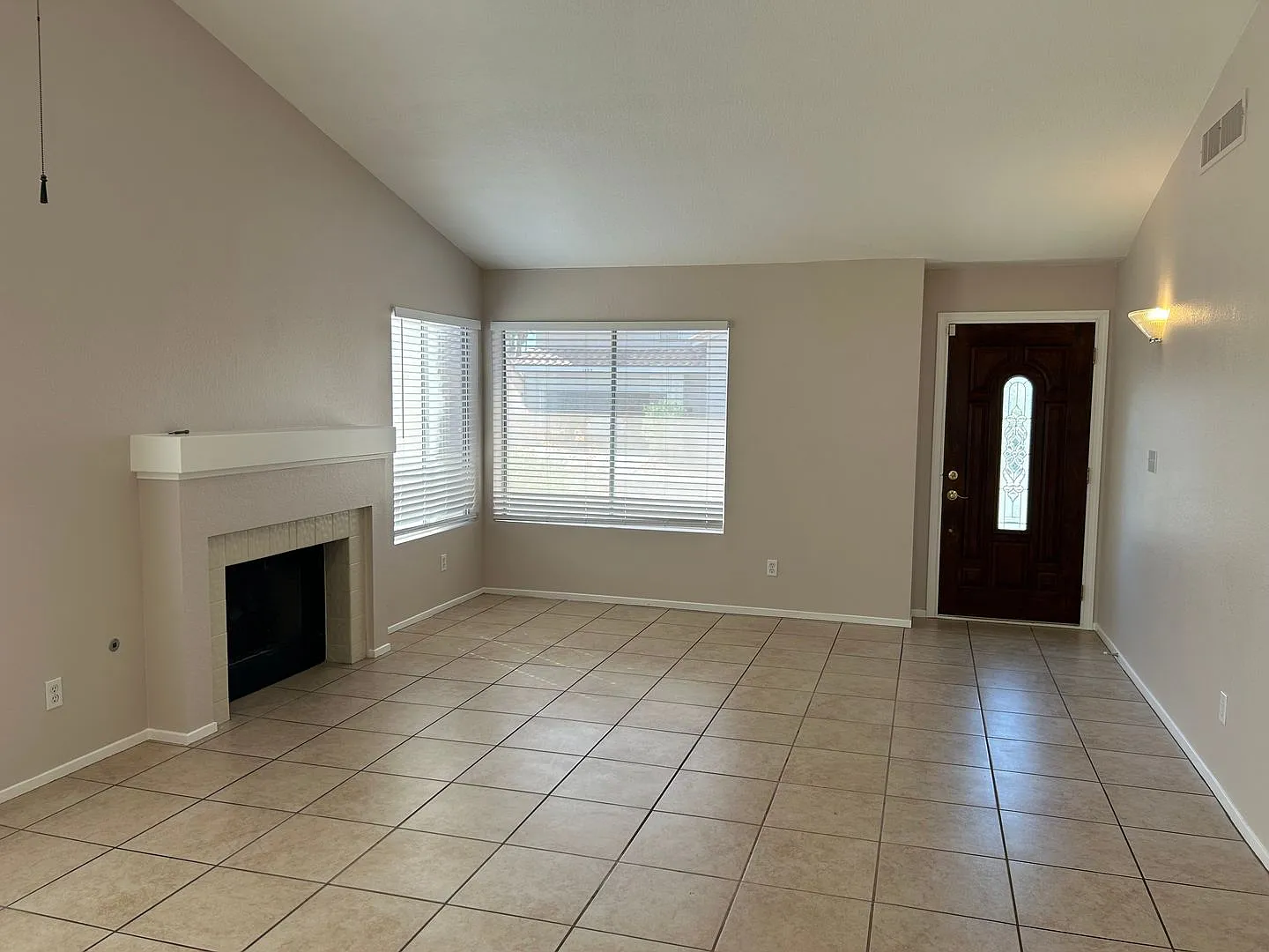 Single Story 3 bedroom home in Eldorado — Photo 2