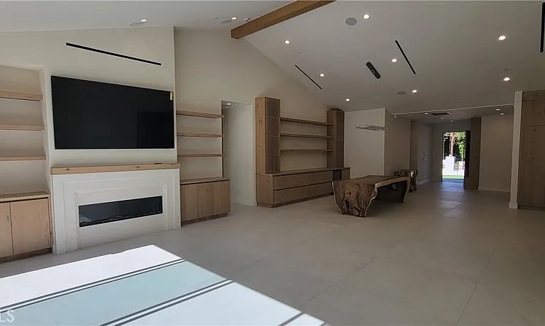 5061 Woodley Ave — Photo 12