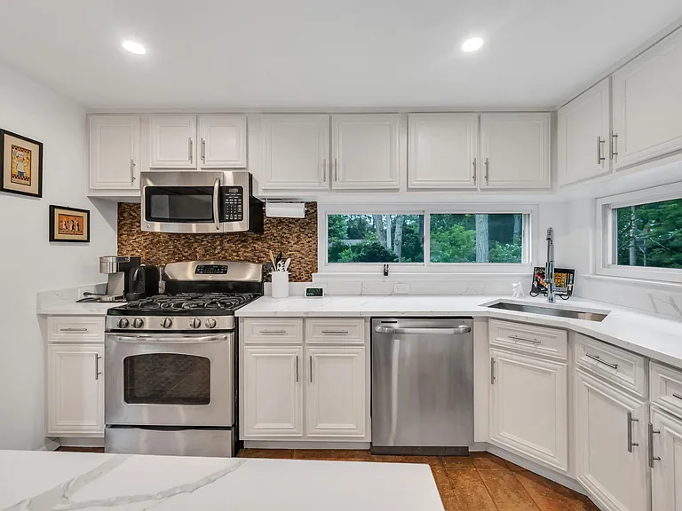 10 Harbor View Ln — Photo 35