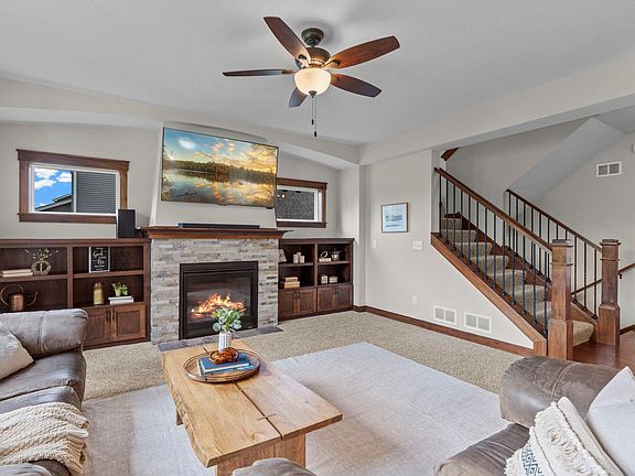 3rd image of 1858 Laramee Ln