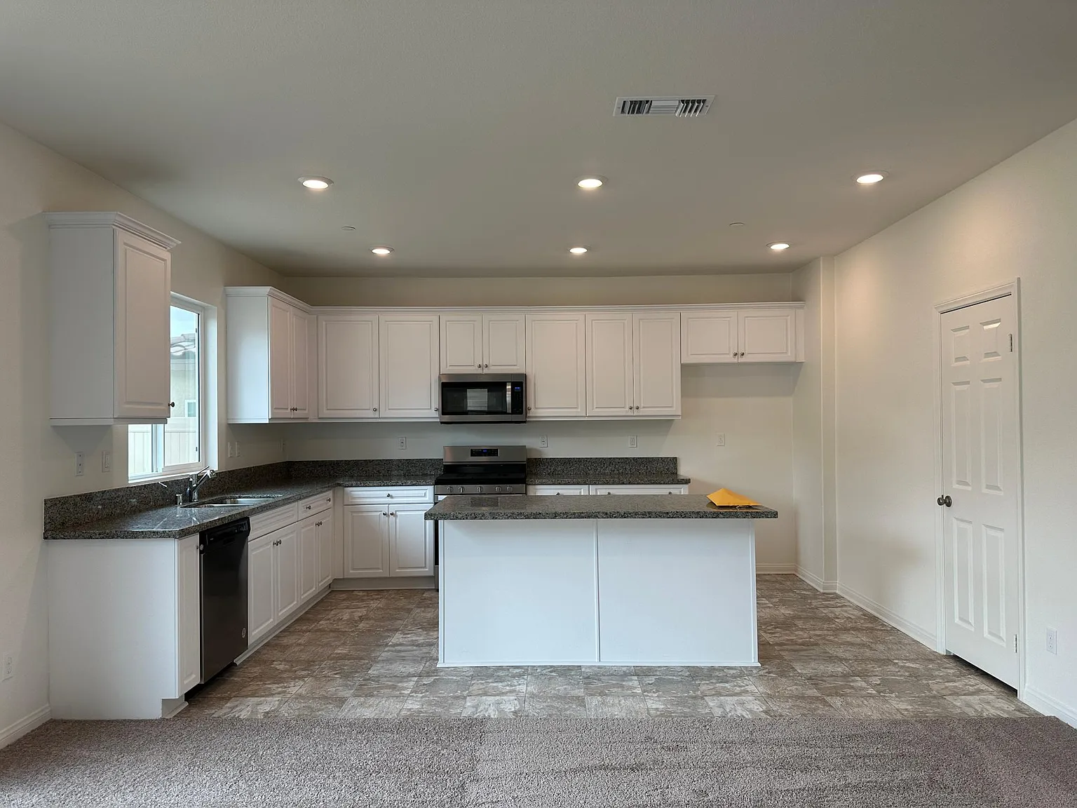 6 bed, 2537 sqft, $5,000 — Photo 2