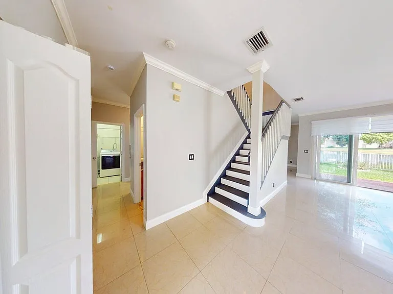 113 Canterbury Pl — Photo 2