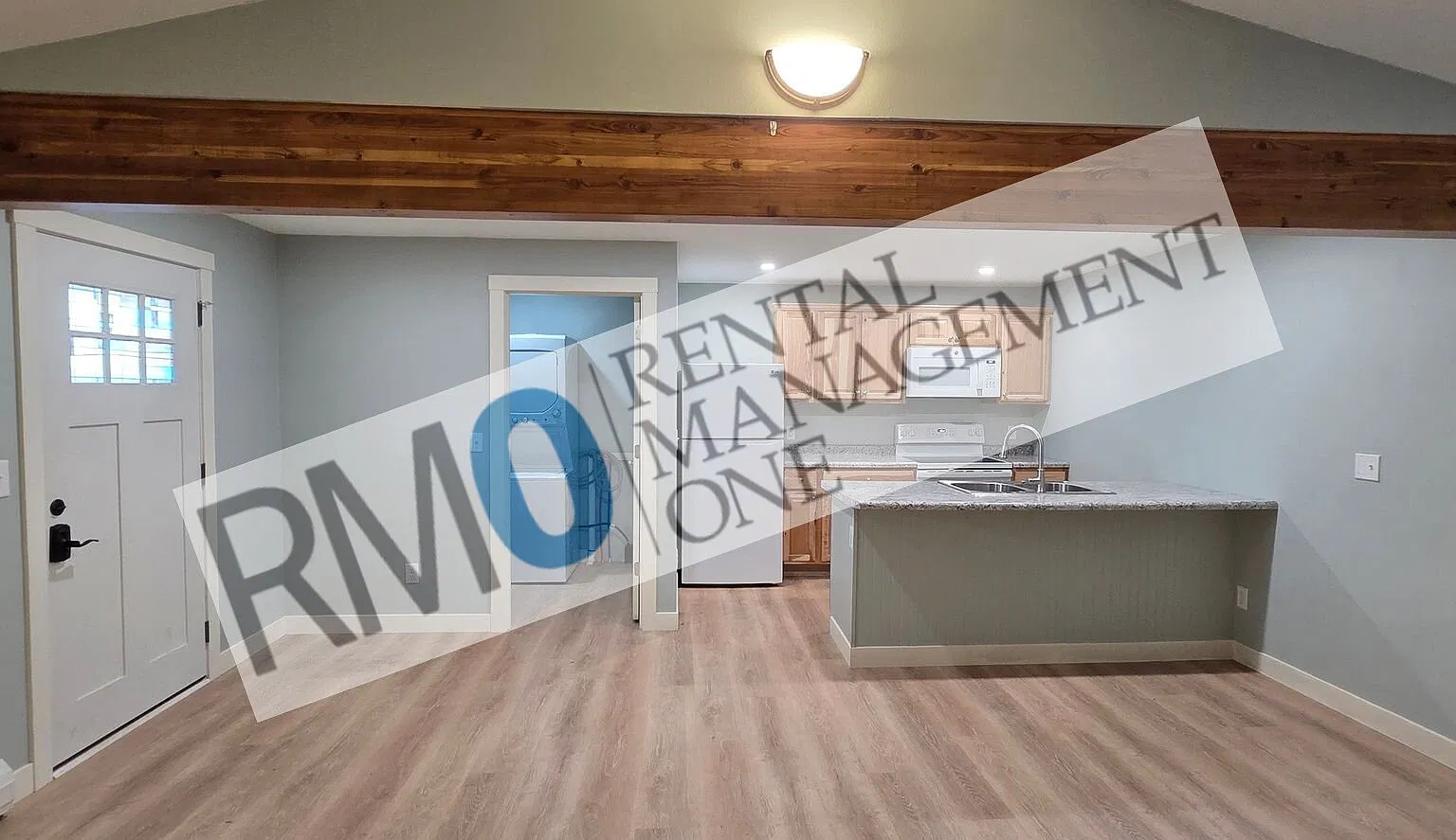 Newly Renovated 1BR | All Utilities Included | Prime Location — Photo 4
