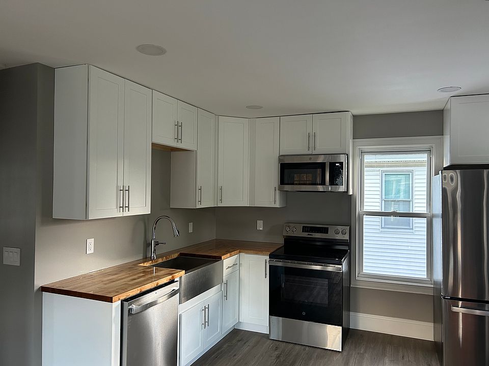 Brand new kitchen. Never used appliances