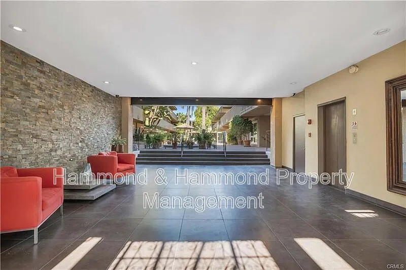 2 bed, 2.0 bath, 906 sqft, $3,995 — Photo 2