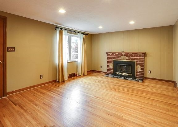 4th image of 79 Endicott Dr
