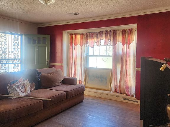 3rd image of 1069 McEvers Rd