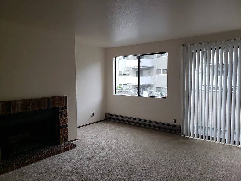 Del Mar Apartments — Photo 7