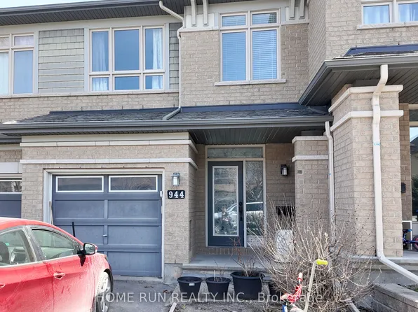 944 Fletcher Cir, Ottawa, ON K2T 0B7