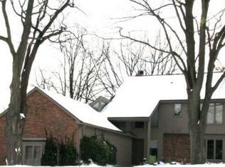 264 Woodedge Dr, Bloomfield Hills, MI 48304