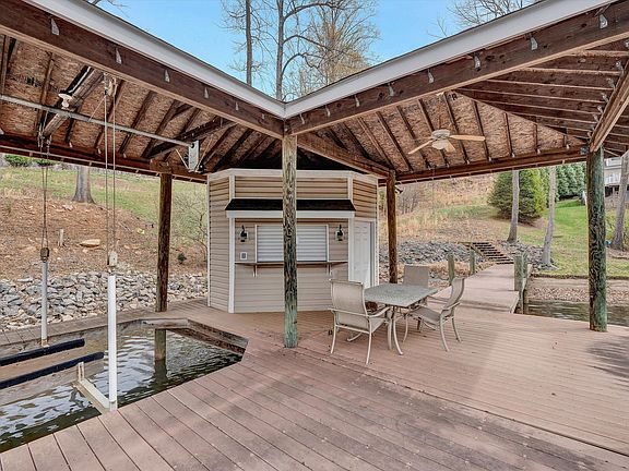 2nd image of 951 Piney Point Rd