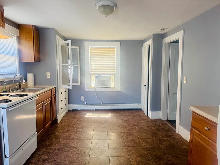 904-906 Sandwich Rd — Photo 5